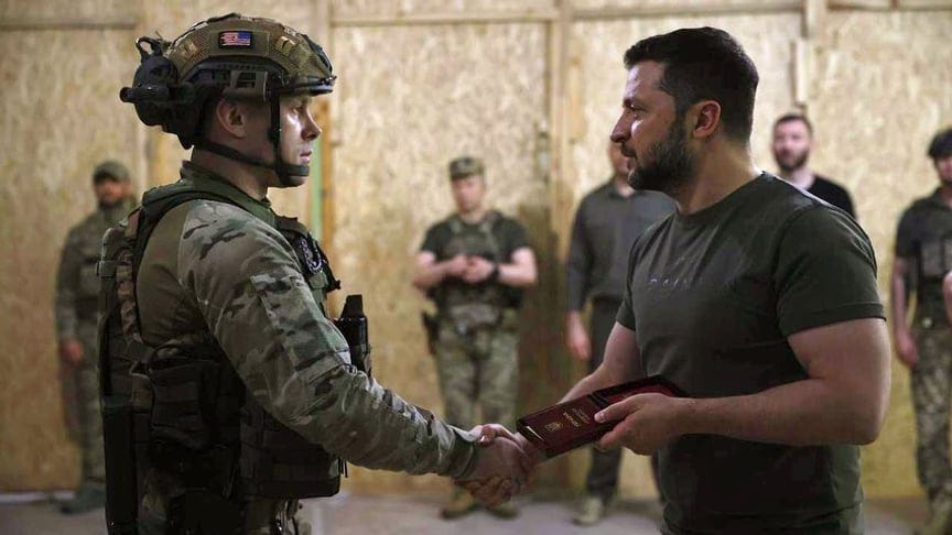 Командир 225 окремого штурмового полку Олег Ширяєв з президентом Володимиром Зеленським Командир 225 окремого штурмового полку Олег Ширяєв з президентом Володимиром Зеленським