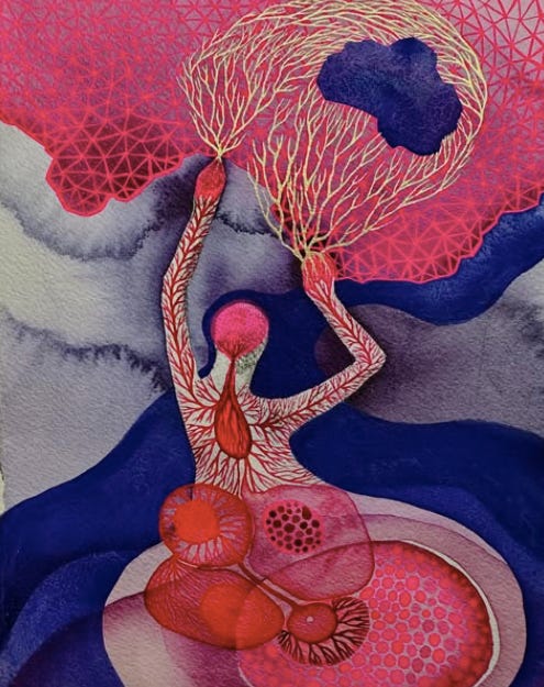 Illustration d'une créature à forme en partie humaine, remplie de fines nervures. Son corps s'étend dans le sol et se divise en plusieurs bulles et ramifications souterraines. Ses bras sont tendus vers le haut et de fines racines nervurées s'échappent dans ses mains pour se mailler au filet du ciel. Les tons de l'illustration sont roses et rouges, avec des parties bleues foncés et gris-mauves en fond.