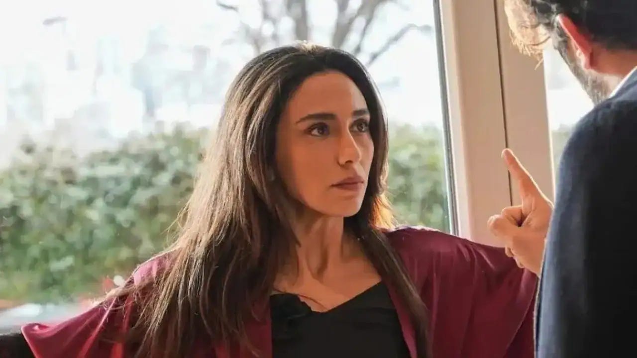 Eşref Rüya dizisinde avukat karakterin tartışma sahnesi, karşısındaki kişiyle yüzleşme ve parmak işareti Eşref Rüya dizisinde avukat karakterin tartışma sahnesi, karşısındaki kişiyle yüzleşme ve parmak işareti