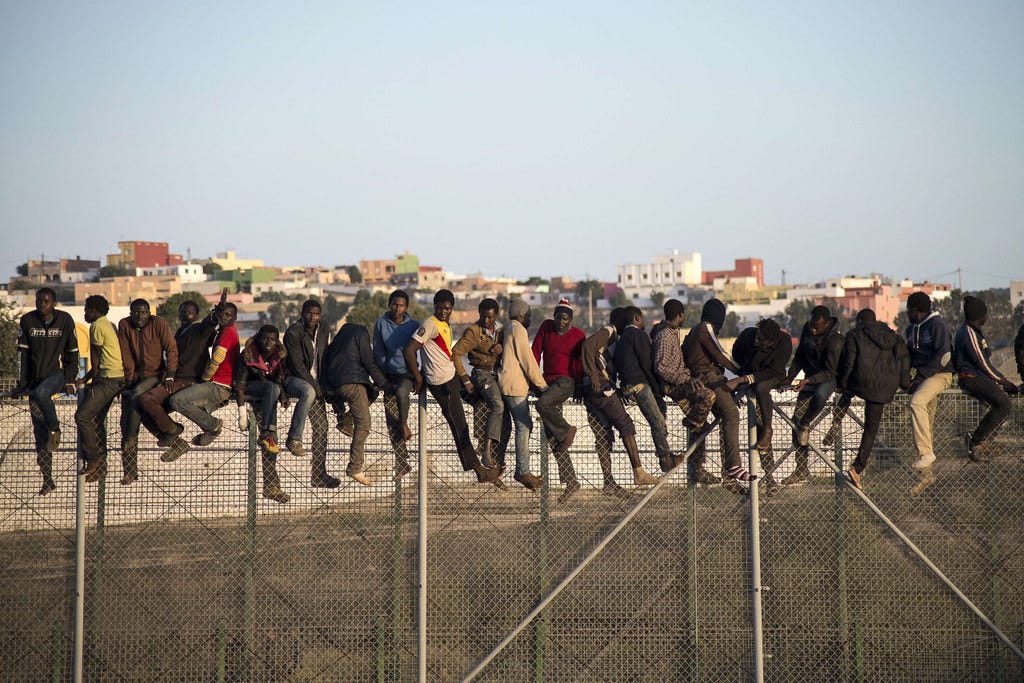 Inmigrantes africanos en la valla fronteriza entre España … | Flickr Inmigrantes africanos en la valla fronteriza entre España … | Flickr