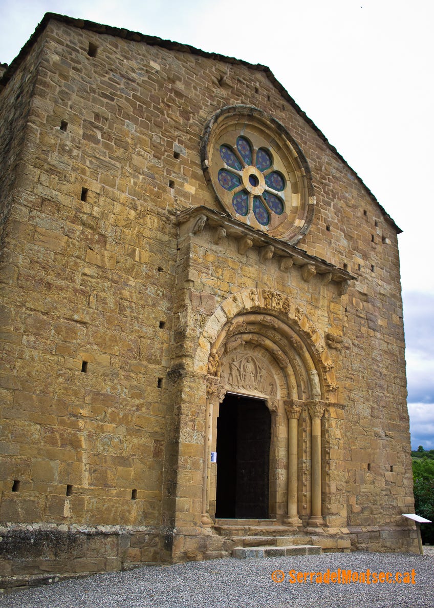 L'enorme mole arquitectònica de Santa Maria de Covet sorprèn per la seva envergadura dins d'un poblet tant petit. Isona i Conca Dellà, Pallars Jussà. Lleida, Catalunya. Montsec de Rúbies (o de Meià). L'enorme mole arquitectònica de Santa Maria de Covet sorprèn per la seva envergadura dins d'un poblet tant petit. Isona i Conca Dellà, Pallars Jussà. Lleida, Catalunya. Montsec de Rúbies (o de Meià).