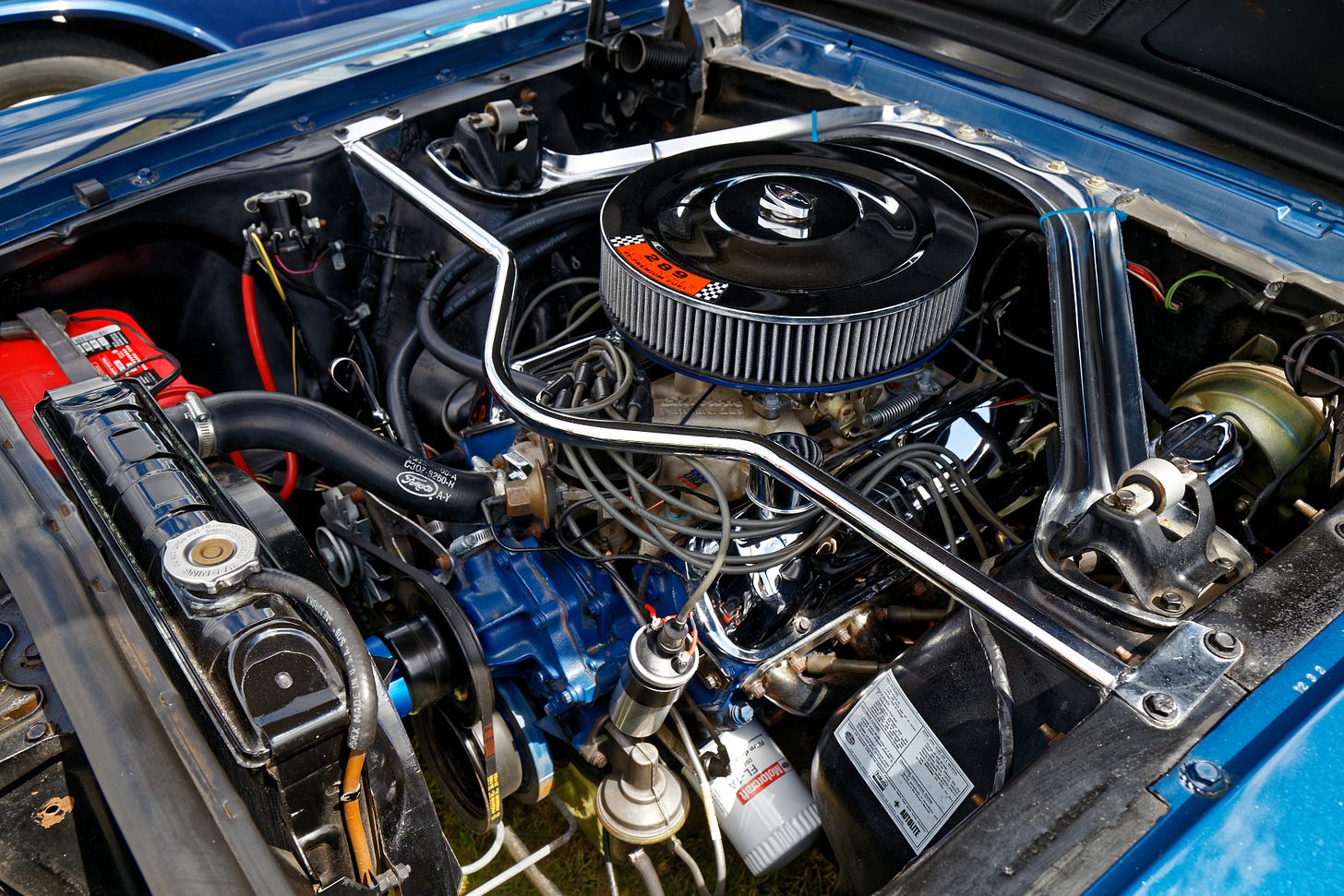 https://upload.wikimedia.org/wikipedia/commons/1/1c/1965_Ford_Mustang_4700cc_engine_bay_at_Hatfield_Heath_Festival_2017_2.jpg