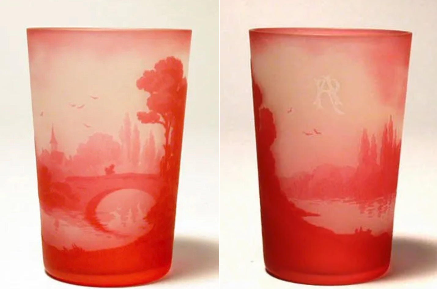 Georges Ferry, River Landscape with a bridge, acid etched cameo glass, 10 cm H. ©Dargate Auction Galleries, McKees Rock (PA, USA), 2003. Georges Ferry, River Landscape with a bridge, acid etched cameo glass, 10 cm H. ©Dargate Auction Galleries, McKees Rock (PA, USA), 2003.