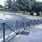 Denuncian el estado de la barandilla en la rotonda de entrada a Colmenarejo