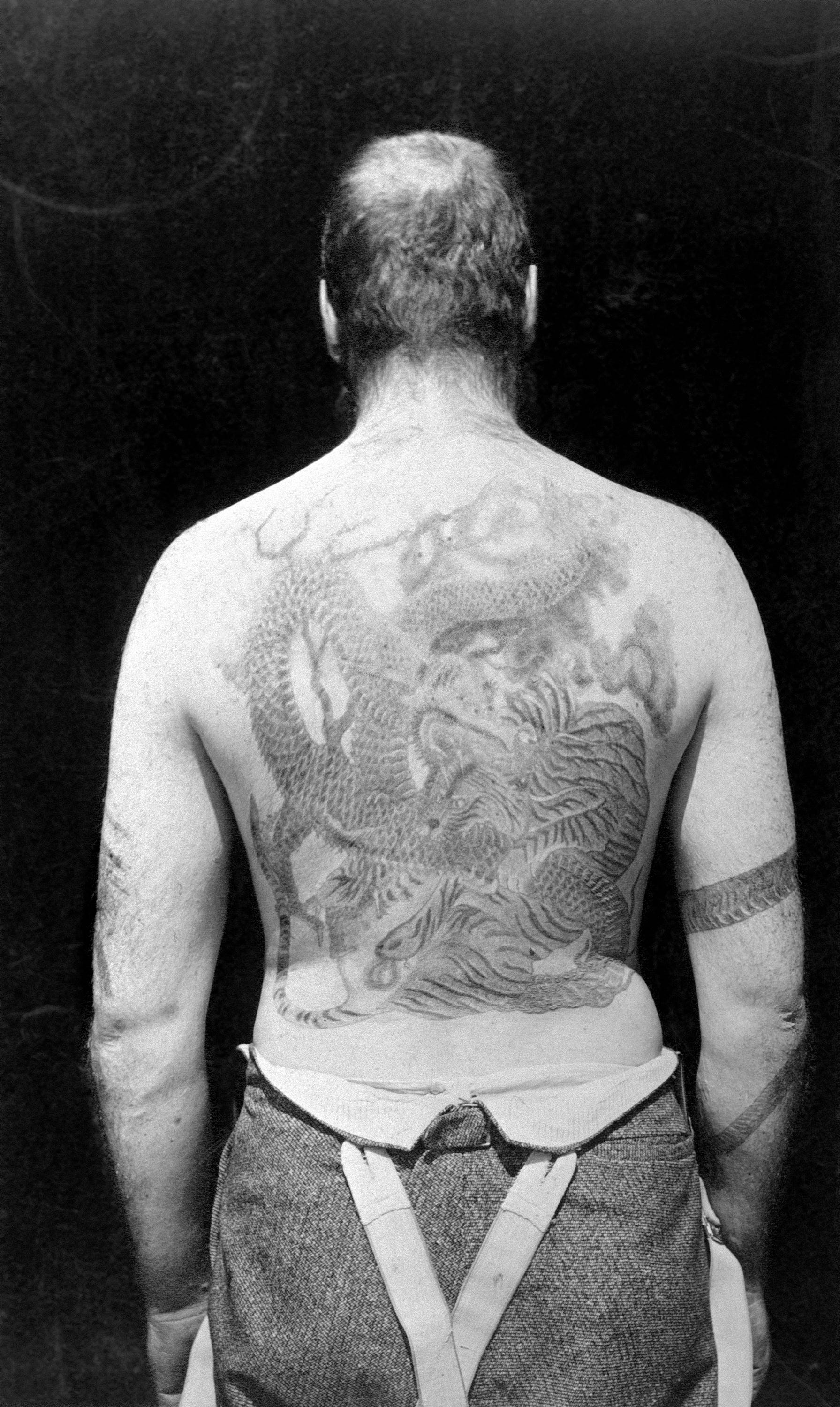 Proprietors hunched in shirtsleeves over buzzing machines, image size:1791x3000