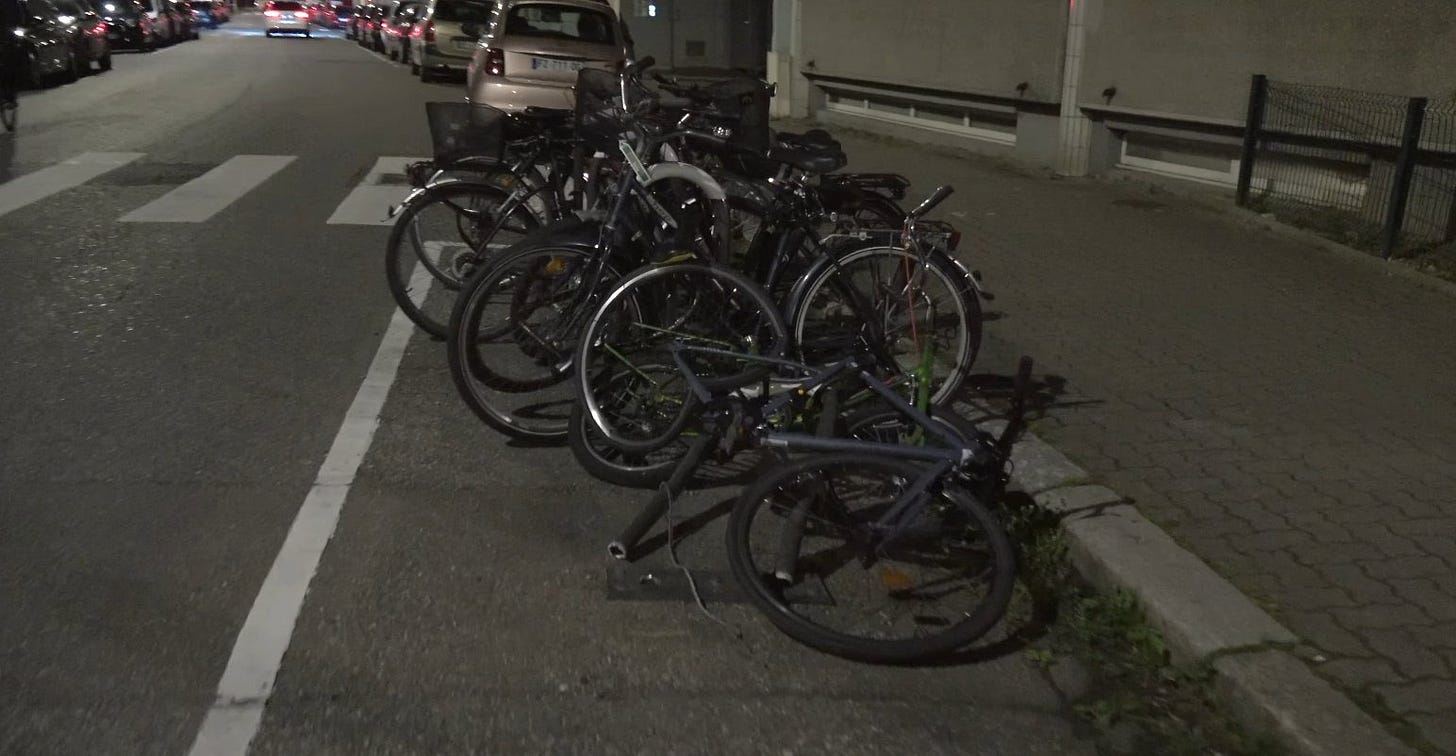 Photo d'un parking à vélo avec deux vélos écrasés