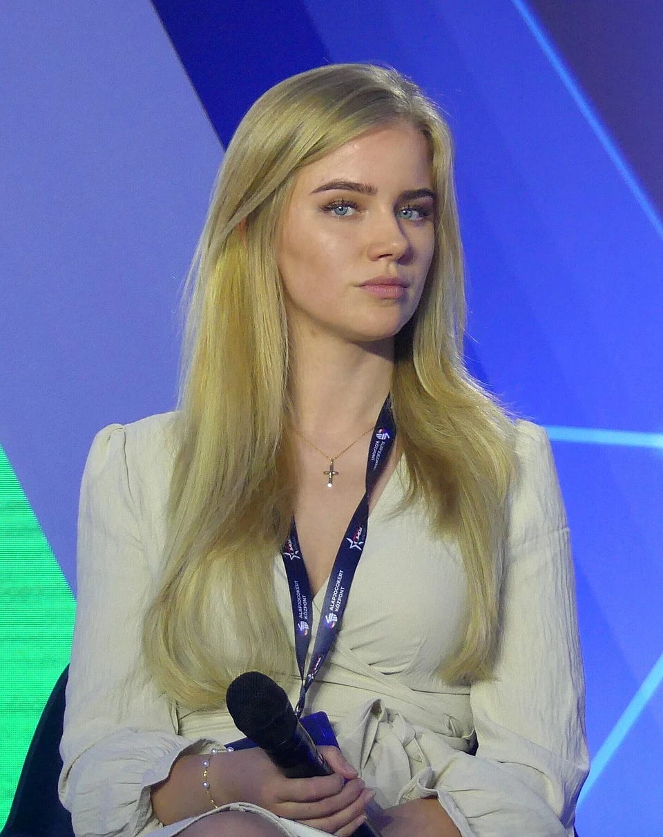 Eva Vlaardingerbroek speaking at conference with microphone, face fully visible and identifiable, Dutch political commentator banned from UK by Home Office January 2026 https://bit.ly/3YHYtCw