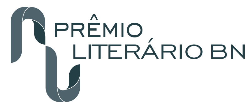 #descrevemospravocê  Imagem com fundo transparente exibindo o logotipo do Prêmio Literário BN. À esquerda, há um símbolo abstrato que lembra uma fita contínua formando curvas sinuosas. A forma, que se assemelha vagamente às letras "P" e "L" estilizadas, é composta por faixas em tons de cinza-azulado com leves variações de sombra, conferindo profundidade e movimento ao desenho.  À direita do símbolo, está o nome “PRÊMIO LITERÁRIO BN” em letras maiúsculas, finas e modernas, na cor azul-petróleo escura. A fonte é geométrica e elegante, transmitindo seriedade e sofisticação. A sigla "BN" faz referência à Biblioteca Nacional, embora isso não esteja explicitado na imagem.  A composição visual é limpa e equilibrada, com uma estética contemporânea que remete ao universo do design editorial e institucional.