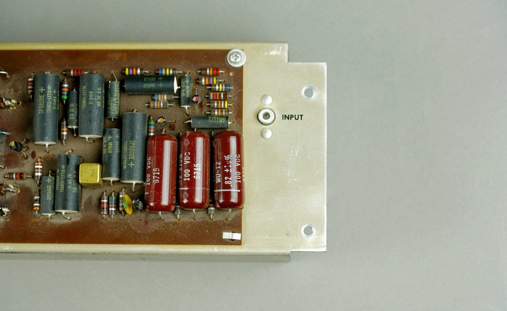 The Wurlitzer 140b amplifier, on a plain background, showing the input jack. The Wurlitzer 140b amplifier, on a plain background, showing the input jack.