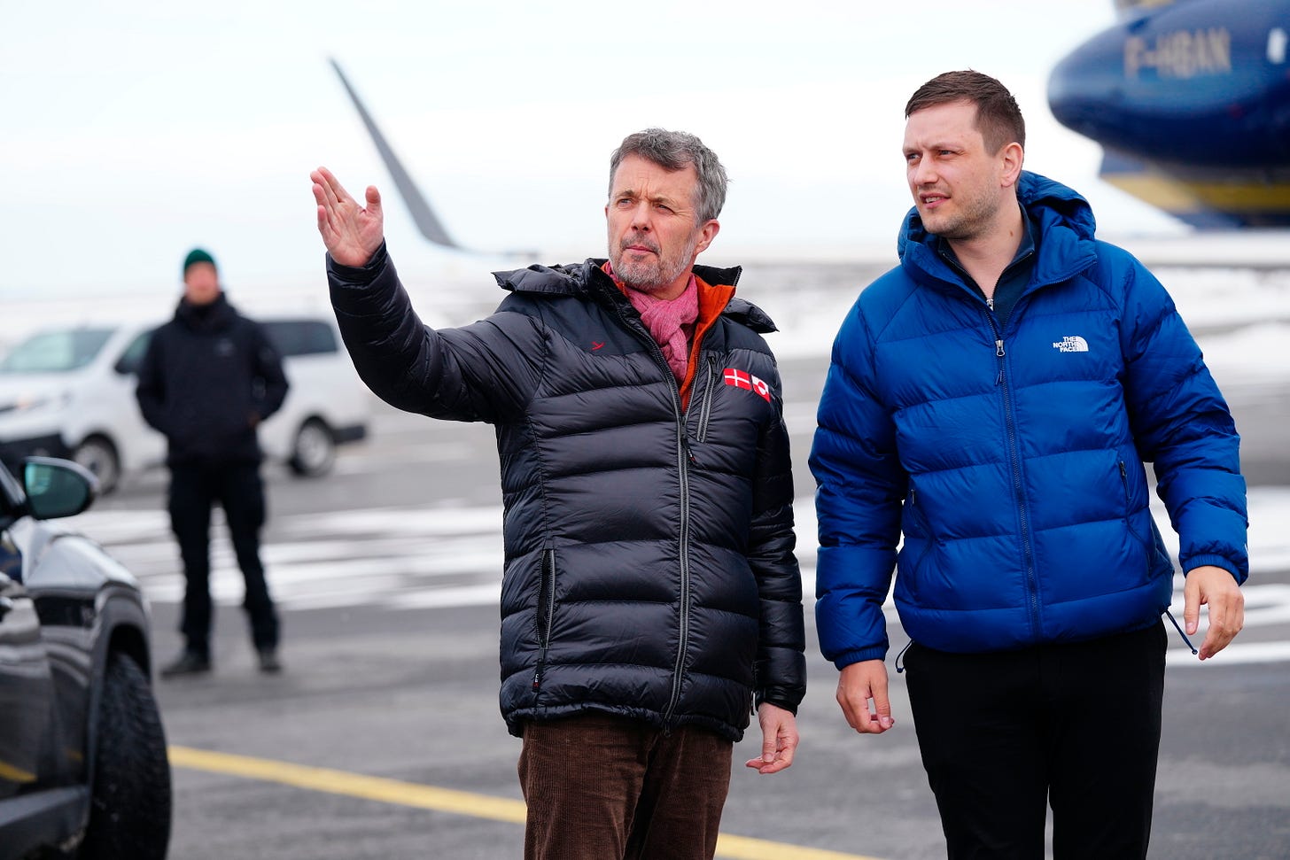 El rey de Dinamarca, Federico X, a la izquierda, y el primer ministro de Groenlandia, Frederik Nielsen, en Nuuk, Groenlandia.