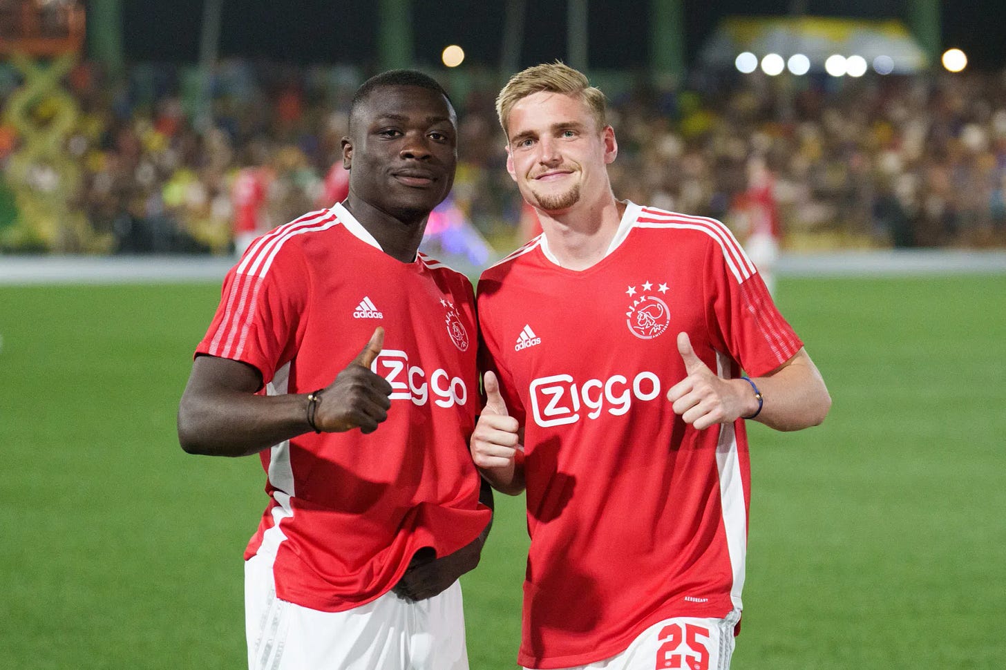 Taylor hoopt op Brobbey: 'Samen in Ajax 1 spelen, dat zou mooi zijn' Taylor hoopt op Brobbey: 'Samen in Ajax 1 spelen, dat zou mooi zijn'