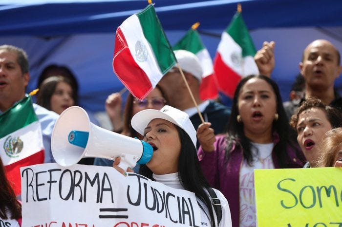 Des juges, magistrats et fonctionnaires de justice manifestent à Mexico contre le projet de réforme du système judiciaire. (Luis Cortes/Reuters)