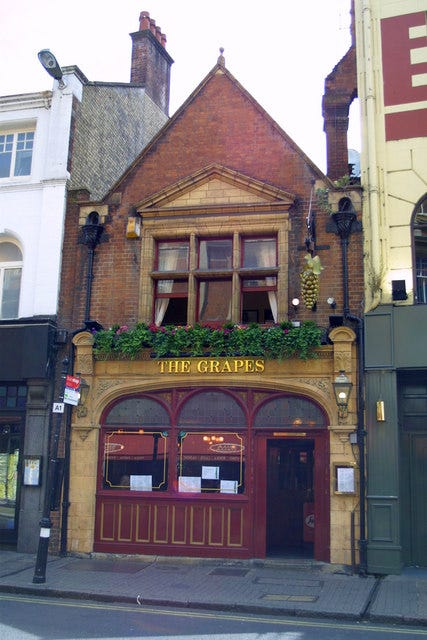 https://upload.wikimedia.org/wikipedia/commons/9/93/The_Grapes%2C_George_Street_-_geograph.org.uk_-_1215808.jpg