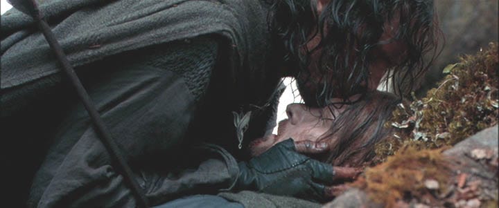 Aragorn kisses the lifeless Boromir