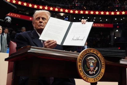 Trump sweeps away Biden era with an avalanche of decrees against immigration, the green agenda and diversity | Elections 2024 | EL PAÍS English Trump sweeps away Biden era with an avalanche of decrees against immigration, the green agenda and diversity | Elections 2024 | EL PAÍS English