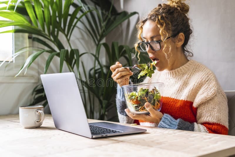 Gente Comiendo Rápido Y Saludable Frente a Un Ordenador Durante El Descanso  De Almuerzo De Trabajo. Estilo De Vida Empresarial Mod Imagen de archivo -  Imagen de casero, ordenador: 279244909