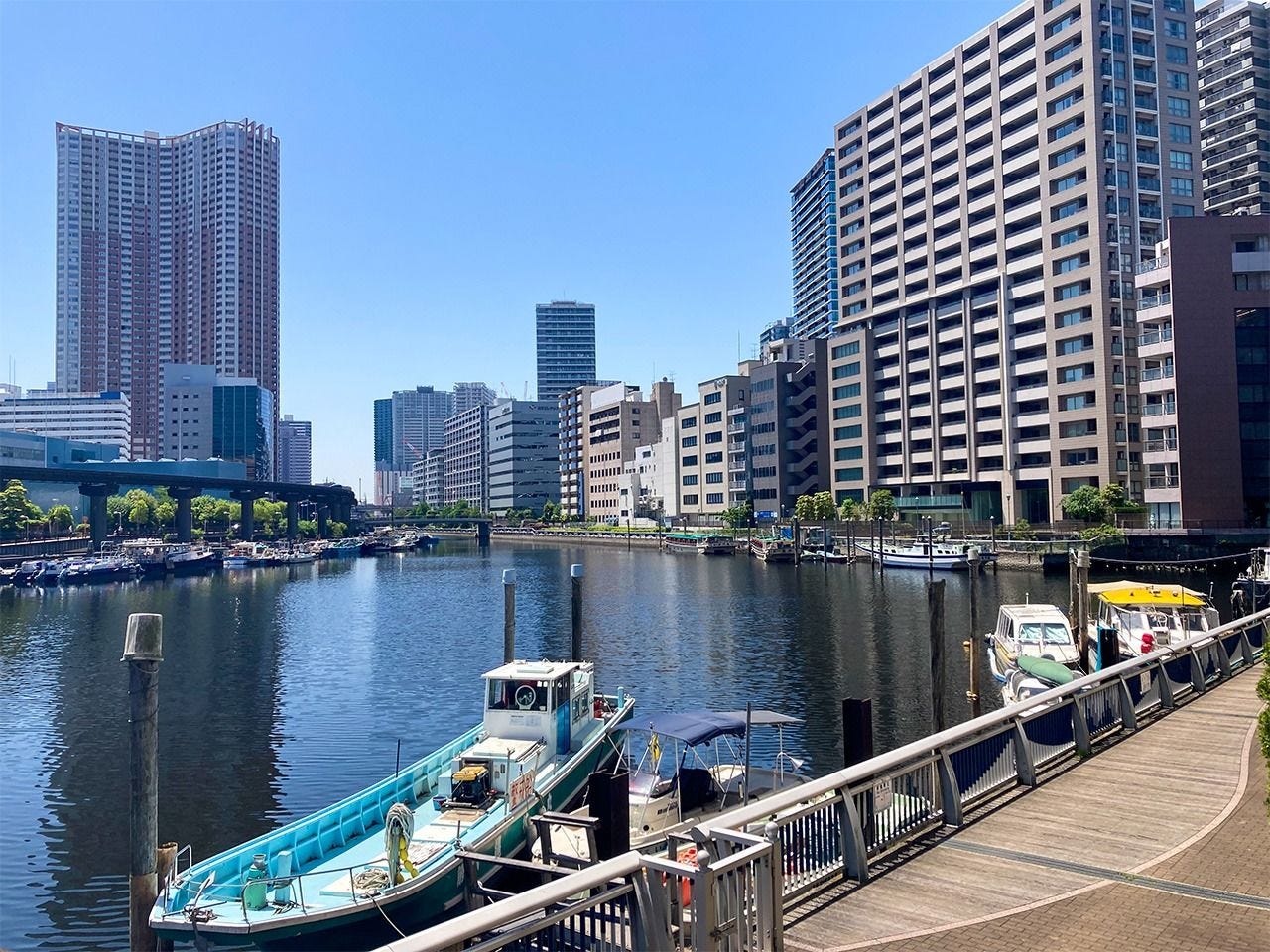 After losing its old factories, the waterfront near Tamachi Station has become a much-sought residential distict for wealthy Tokyoites. (© Gianni Simone)