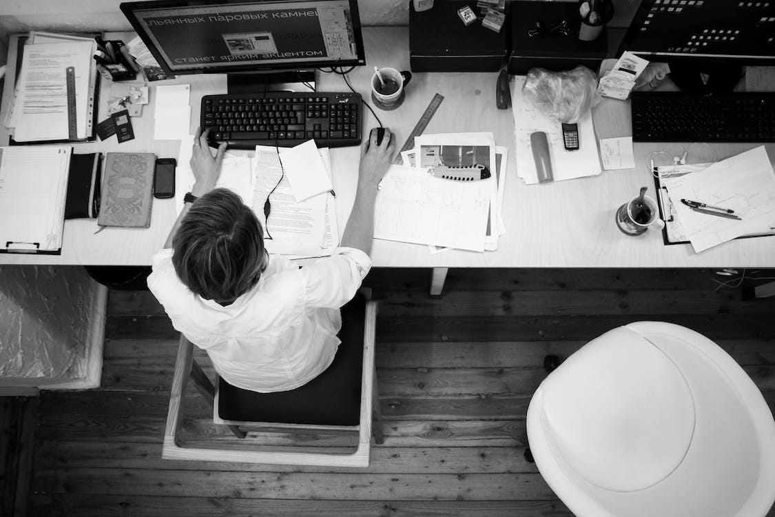 Gratis Fotografía En Negro Y Gris De La Persona Frente Al Monitor De La Computadora Foto de stock