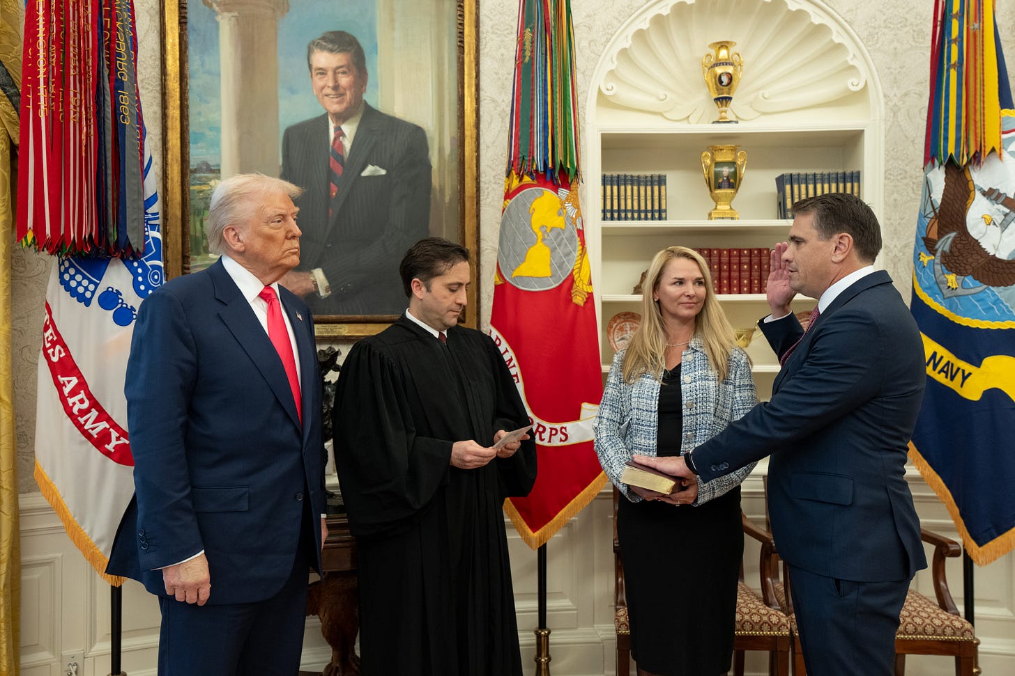 https://upload.wikimedia.org/wikipedia/commons/7/7f/President_Donald_Trump_swears_in_Todd_Blanche_as_Deputy_Attorney_General_%2854371866160%29.jpg