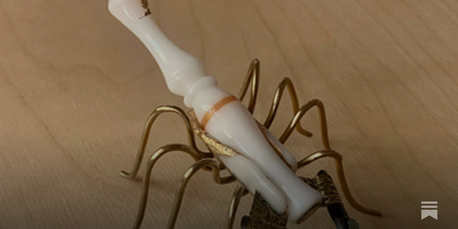 Scorpion ペン立て The Kalemkes Scorpion is the perfect pen for distracting someone