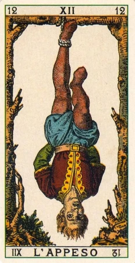 carta 12 do tarot em desenho antigo, estilo italiano. há um homem com trajes medievais coloridos, de cabeça para baixo, pendurado pelo pé em um galho de árvore. o fundo da paisagem é vazio.