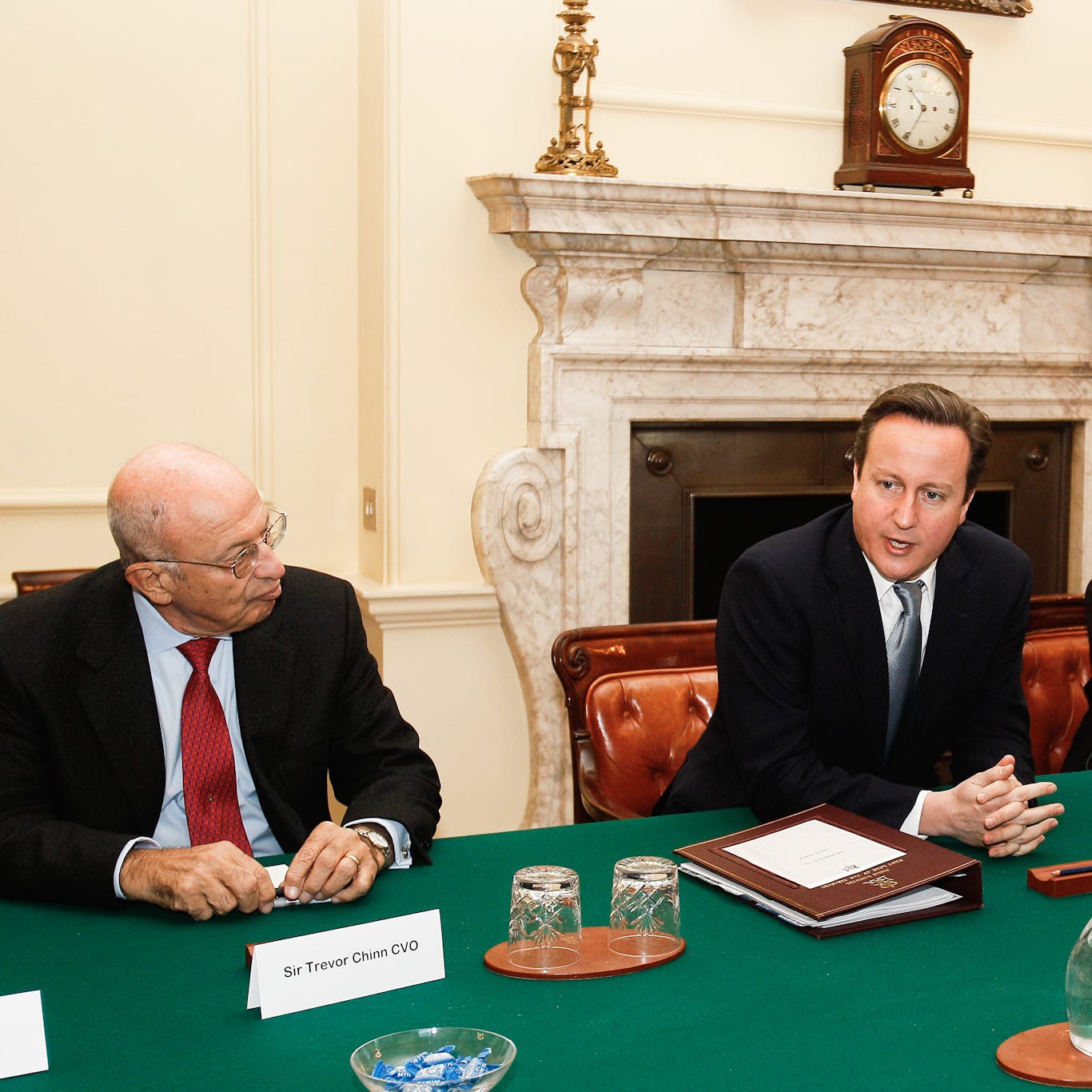 Chinn (solda) 16 Ocak 2012'de 10 Downing Caddesi'ndeki Yahudi Liderlik Konseyi toplantısında İngiliz Başbakanı David Cameron'a bakıyor. Kirsty Wigglesworth | AP