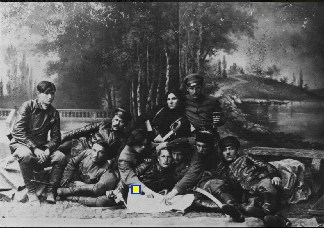 Nestor Makhno (carré jaune) et les commandaznts de l'Armée révolutionnaire urkrainienne à Berdyansk, 1919