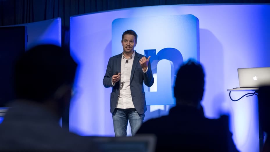 Microsoft'un LinkedIn yan kuruluşunun CEO'su Ryan Roslansky, 22 Eylül 2016'da San Francisco'daki bir LinkedIn etkinliğinde konuşuyor.