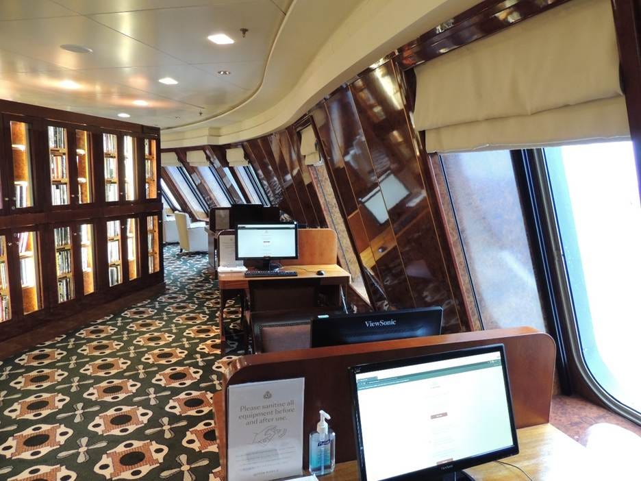 A room with a computer and a bookcase

AI-generated content may be incorrect.