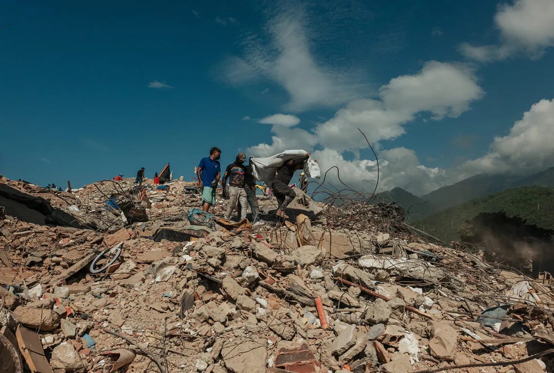 Venezolanos del estado costero de La Guaira sacan un cuerpo de un edificio derrumbado tras los dos terremotos que sacudieron el país, 6 de julio de 2026 Venezolanos del estado costero de La Guaira sacan un cuerpo de un edificio derrumbado tras los dos terremotos que sacudieron el país, 6 de julio de 2026