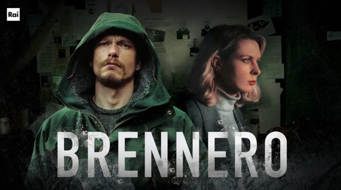 La locandina della serie Brennero mostra i due protagonisti principali: la PM Eva Kofler, una donna bionda e algida, e l'ispettore Paolo Costa, ombroso e serio, che indossa una giaccone pesante con cappuccio.