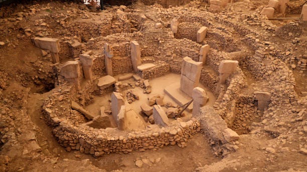göbekli tepe es un sitio arqueológico del período neolítico. - göbekli tepe fotografías e imágenes de stock