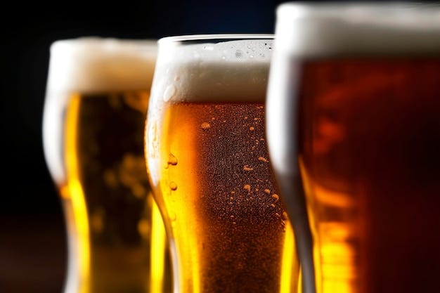 Detalle de pintas de cerveza rubia y brindis muy fresquitos generados por Ai