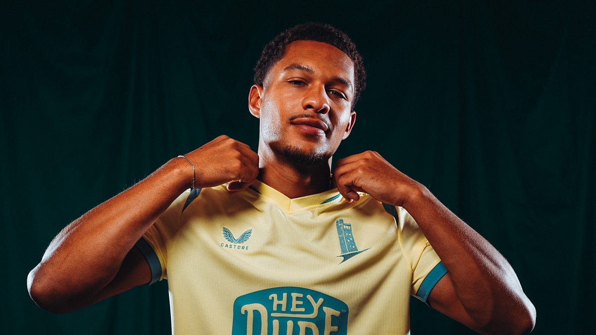 Huddersfield Town announce Ibane Bowat transfer: Scouting report