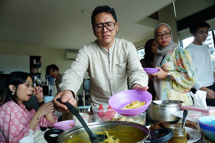 Eid celebration in Dhanang Mangku Luhur's apartment in Melbourne. (Photos: Kristian Oka Prasetyadi)