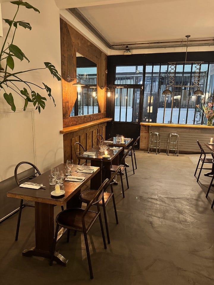 Le Café de l'Usine grenst aan de binnenplaats van de oude Spring Court-fabriek.