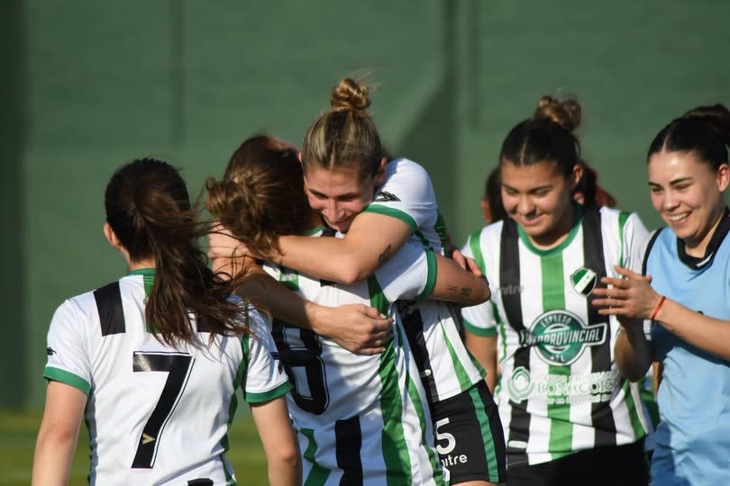 Puede ser una imagen de fútbol y texto