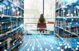 Uma mulher está sentada sozinha em uma cadeira em uma biblioteca, de frente para uma grande janela com vista para as árvores lá fora. Estantes repletas de livros se alinham em ambos os lados do corredor. Sobrepostos à imagem, há rastros de luz digitais abstratos e pontos brilhantes, simbolizando a integração de tecnologia e informação em um ambiente de biblioteca moderno.