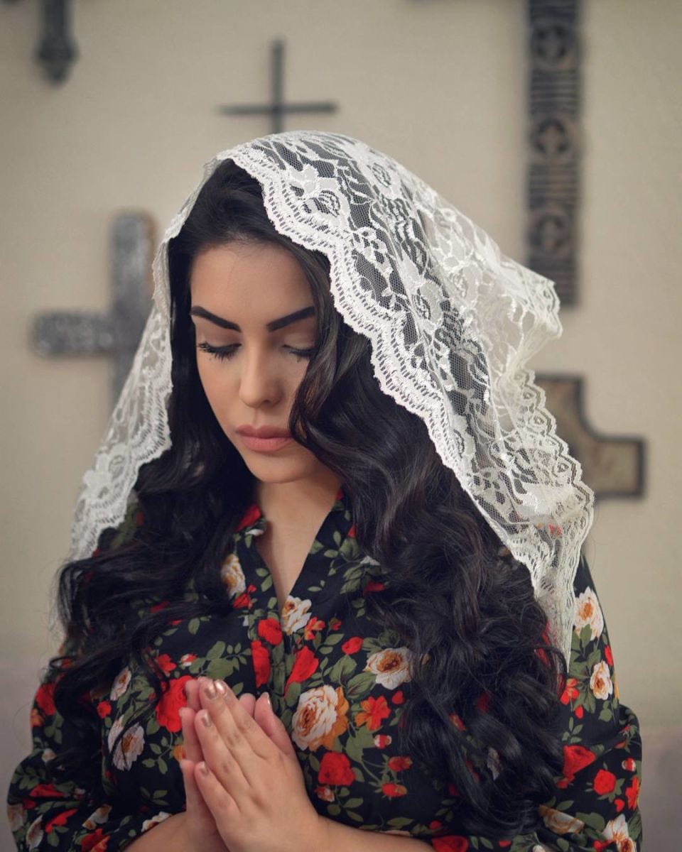 https://fashionista.com/.image/c_limit%2Ccs_srgb%2Cq_80%2Cw_960/MTUxOTU1ODMyNjA1NTE3MDkx/catholic-veil.jpg https://fashionista.com/.image/c_limit%2Ccs_srgb%2Cq_80%2Cw_960/MTUxOTU1ODMyNjA1NTE3MDkx/catholic-veil.jpg