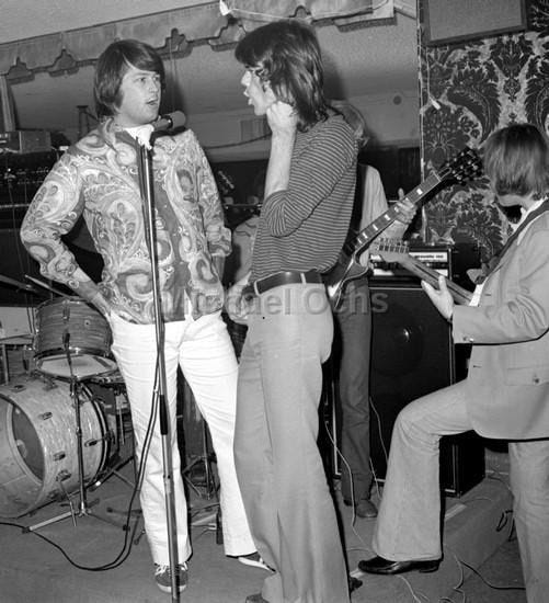 Rare pictures of Tandyn Almer, Brian Wilson & Spring (Marilyn & Diane  Rovell) sitting in with the Beach Boys at the Whiskey-A-Go-Go … | Brian  wilson, Foto, Immagini