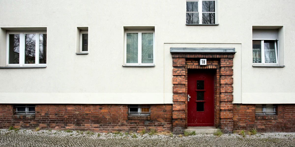 Eine Hausfront mit der Nummer 18 Eine Hausfront mit der Nummer 18