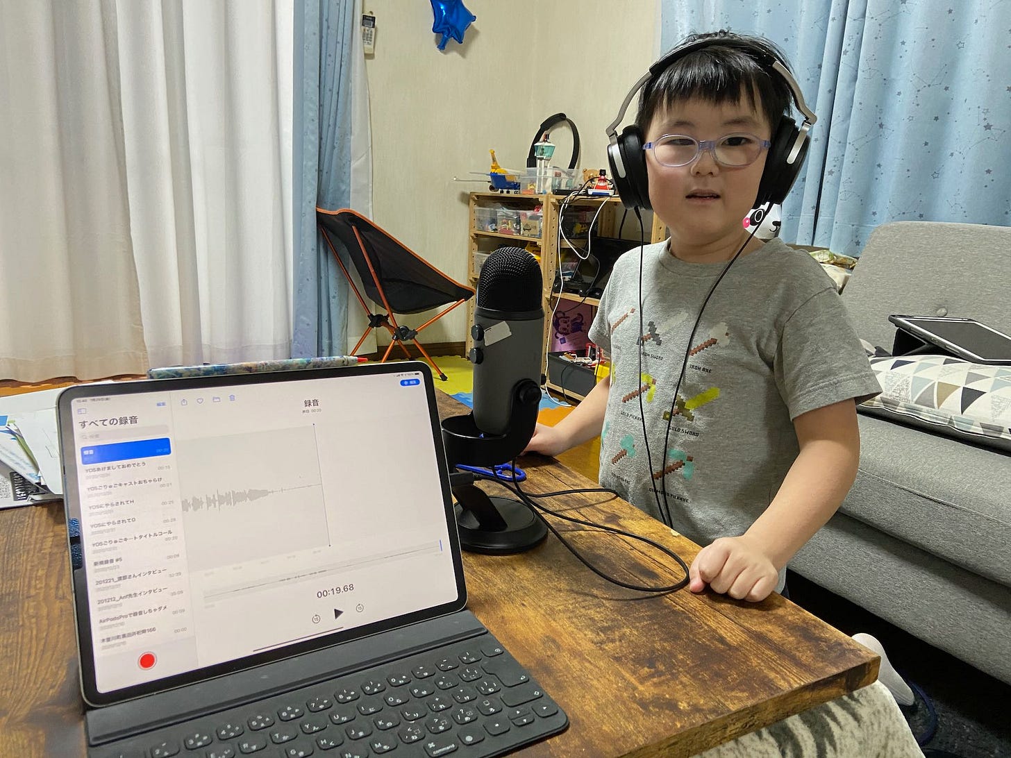 これはリビングだけど、iPad ProとBlue Yetiはこんな感じ