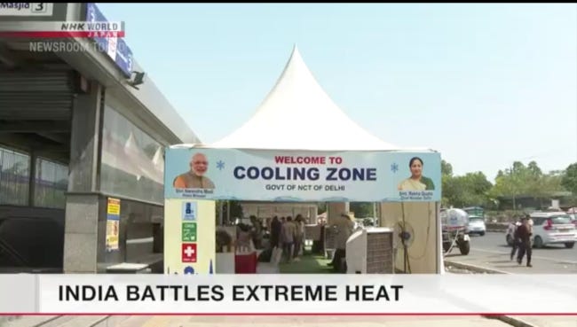 En Inde, une grande tente blanche au milieu d'une place. Sur son fronton il est écrit "Welcome to Cooling Zone", avec la tête souriante du Premier Ministre Narendra Modi. En Inde, une grande tente blanche au milieu d'une place. Sur son fronton il est écrit "Welcome to Cooling Zone", avec la tête souriante du Premier Ministre Narendra Modi.