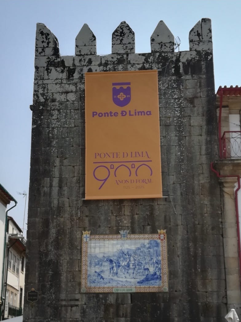 Torre de São Paulo, Ponte de Lima, com uma faixa de celebração pendurada