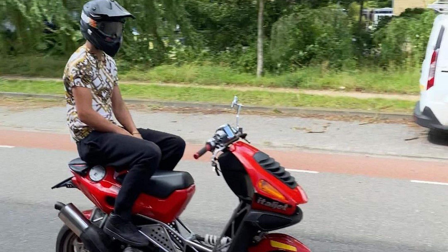 Noé op zijn scooter. Noé op zijn scooter.