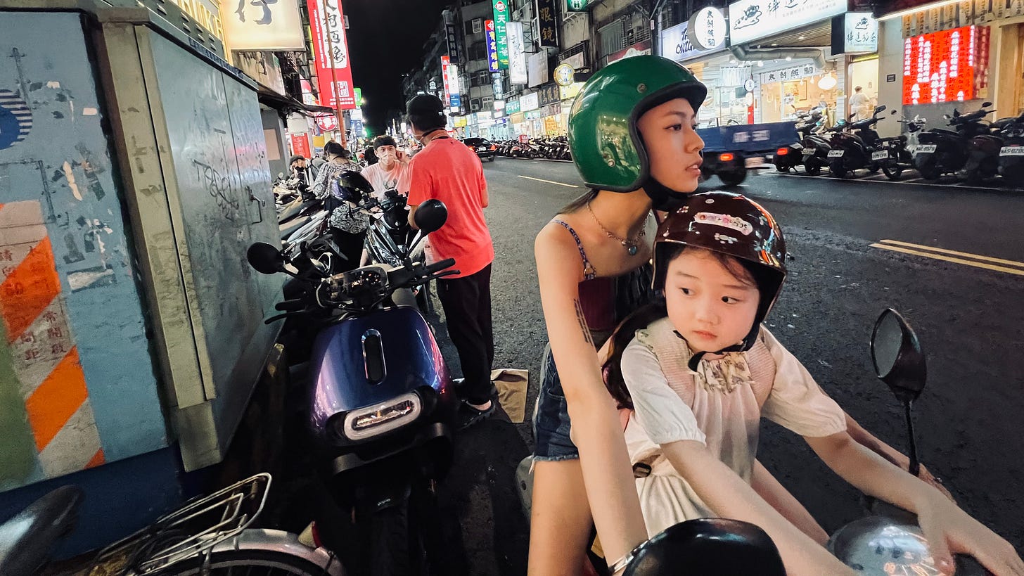 I-ann et I-jing sur une moto dans "Left-handed Girl" de Shih-Ching Tsou