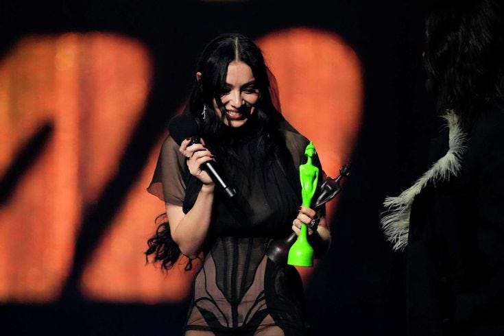 Charli xcx en los Brit Awards recogiendo su premio Charli xcx en los Brit Awards recogiendo su premio