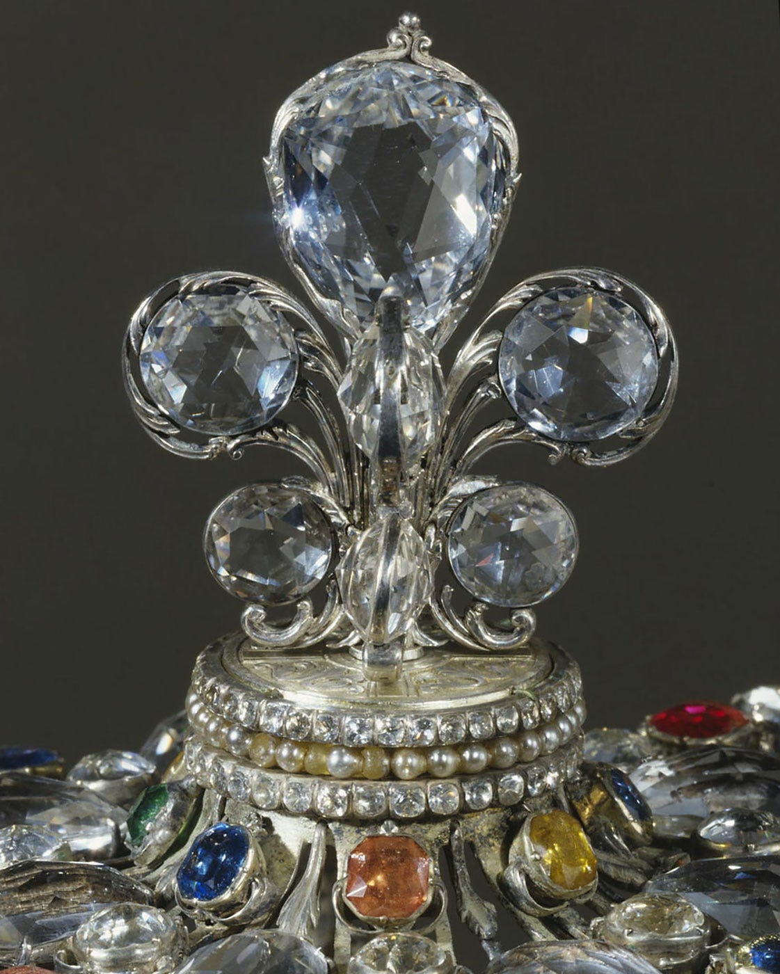 Detail crown Louis XV