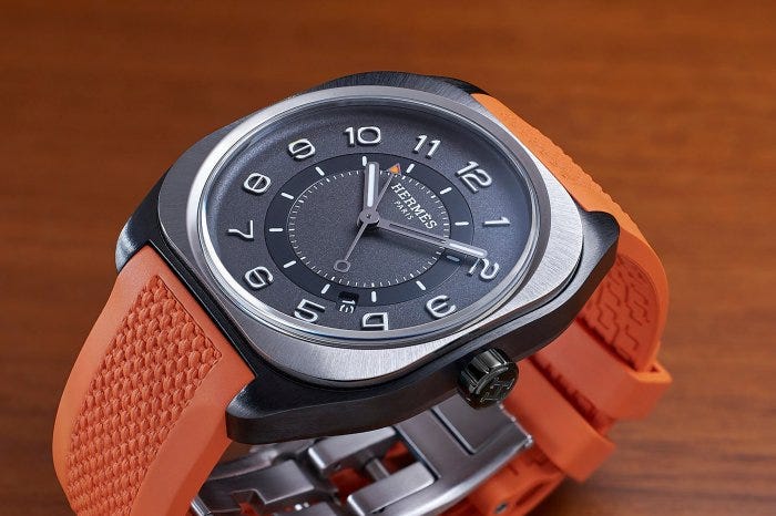 The Hermès H08, with a partial view of the deployant buckle. The Hermès H08, with a partial view of the deployant buckle.