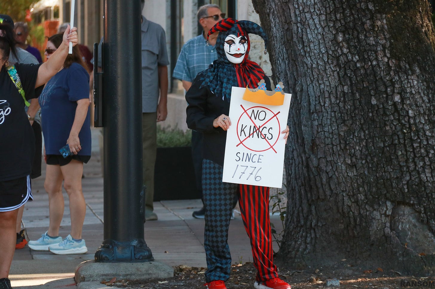 May be an image of crowd and text that says 'KINGS WO KINIGS SINCE 1776'